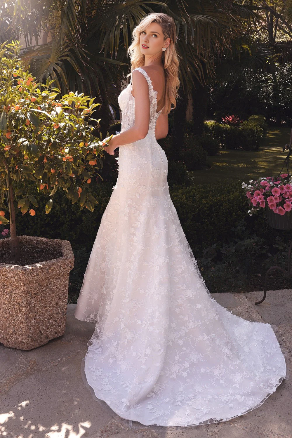 Abito da sposa lungo senza maniche con scollo a sirena e decorazioni floreali 3D
